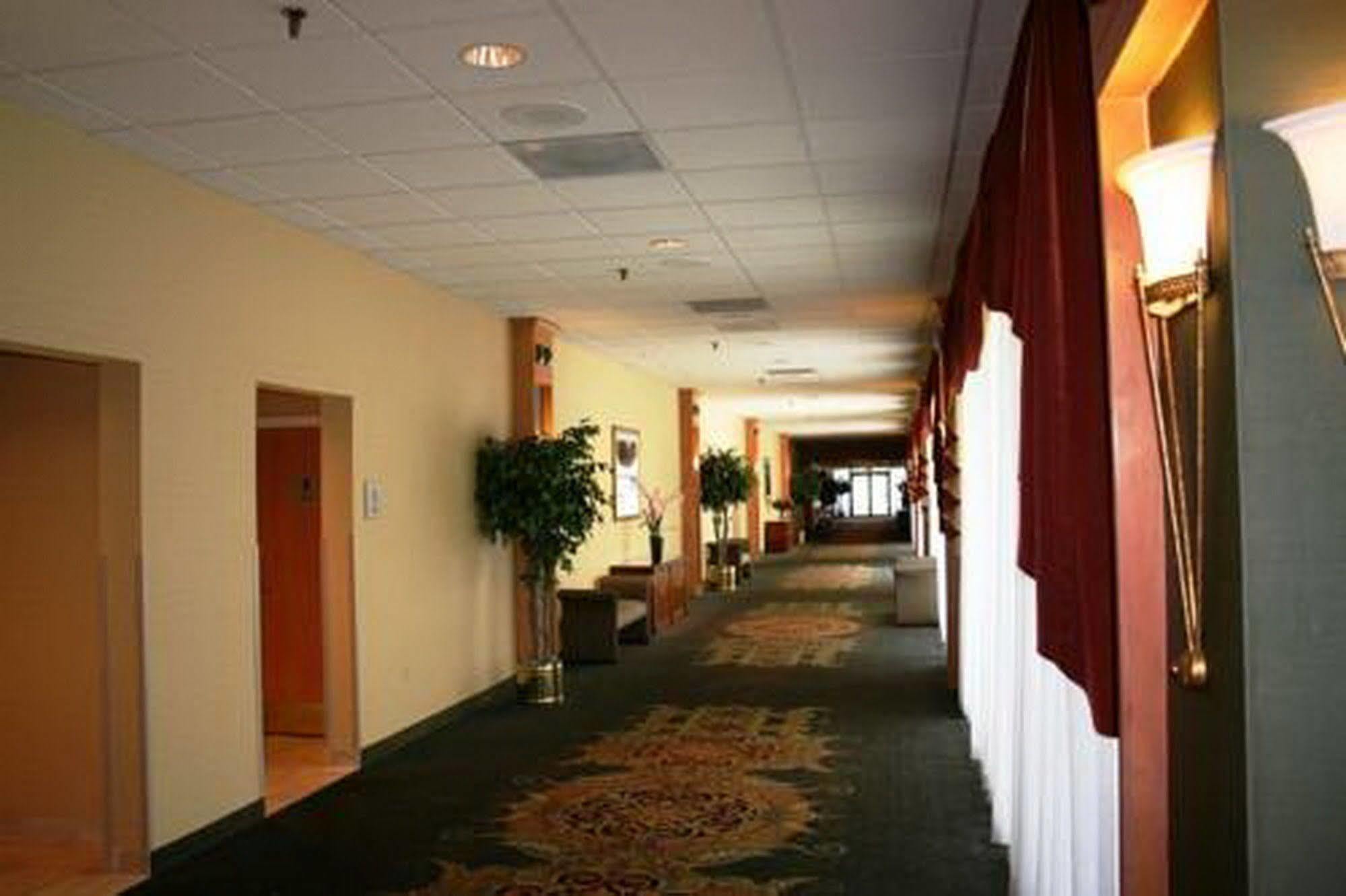 Magnuson Grand & Conference Center Somerset-Bridgewater エクステリア 写真