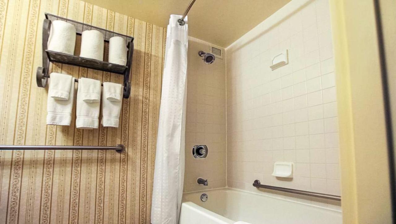 Magnuson Grand & Conference Center Somerset-Bridgewater エクステリア 写真